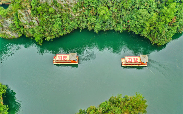 投入雙層新畫(huà)舫船的張家界寶峰湖景區(qū)